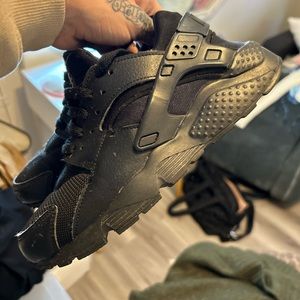 Black huaraches size 6.5 youth